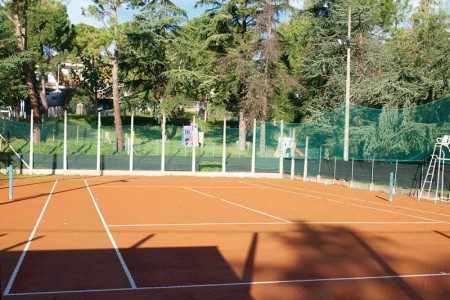 Campo da tennis in terra rossa